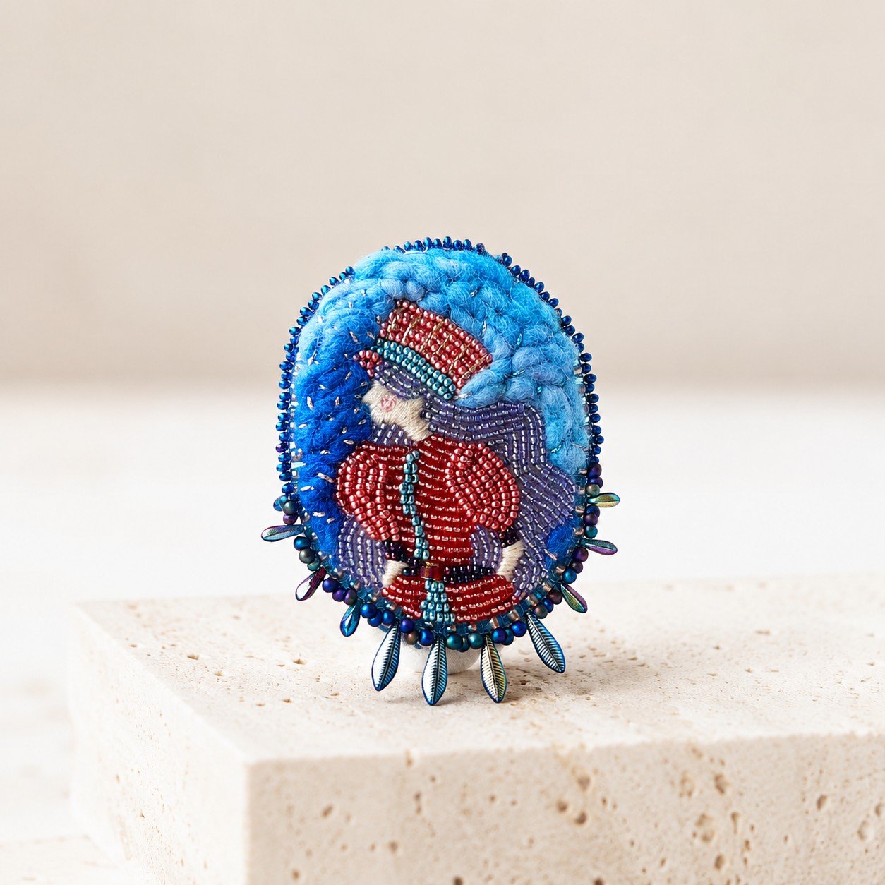 Broche bordado en rojo, formato pequeño.